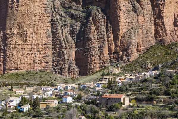 Riglos village with Mallets of Riglos in background. Riglos, province of Huesca, Aragon, Spain, Europe