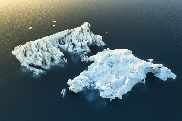 Icebergs during a summer sunset, Jokulsarlon Glacier Lagoon, Austurland, Eastern Iceland, Iceland, Europe