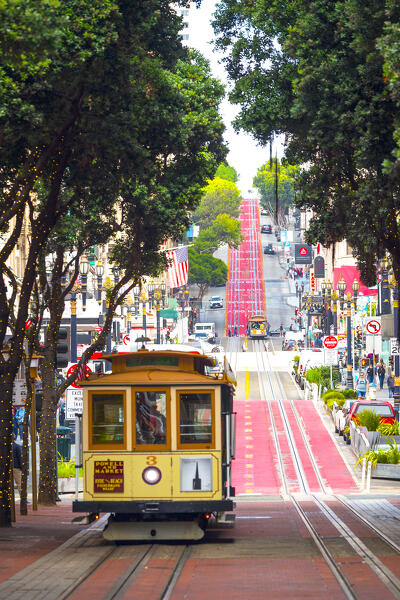 view of the classic streets of downtown San Francisco on a beautiful sunny summer day, San Francisco, California, United States of America
