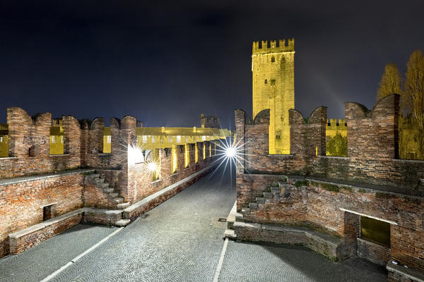 The Scaligero bridge in Verona. Built in the Middle Ages, it was destroyed in the Second World War and rebuilt in the post-war period. Verona, Veneto, Italy, Europe.