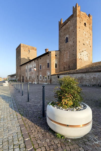 The Salizzole castle is famous for being the home of Donna Verde, mother of the condottiero Cangrande della Scala. Verona province, Veneto, Italy, Europe.