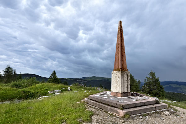 Mount Zebio: the obelisk in memory of the Scalambron mine exploded during the Great War. In this place is set the novel 