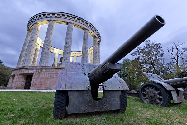 The Ansaldo 105/28 cannons of the Battisti Battery and the mausoleum of Cesare Battisti. Doss Trento, Trento, Trentino Alto-Adige, Italy, Europe. 