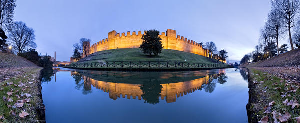 The medieval walls of Cittadella are one of the best preserved examples of medieval fortifications in Europe. Padova province, Veneto, Italy, Europe.