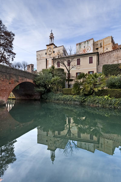 Cittadella: the medieval Padova Gate is reflected in the moat. Padova province, Veneto, Italy, Europe.