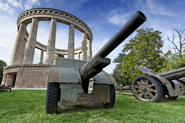 Ansaldo 105/28 cannon in front of the mausole of Cesare Battisti in Trento. Doss Trento, Trentino Alto-Adige, Italy, Europe.