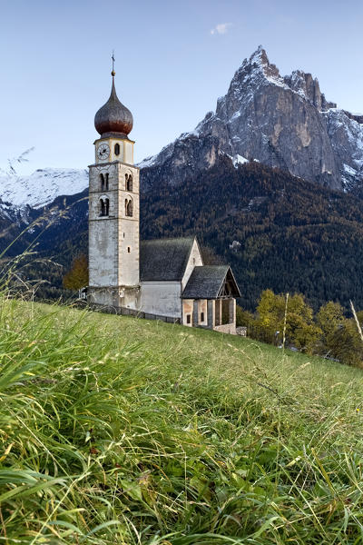 The San Valentino church and Punta Santner/Santnerspitze of the Sciliar massif. Siusi Alp, Castelrotto, Bolzano province, Trentino Alto-Adige, Italy, Europe.