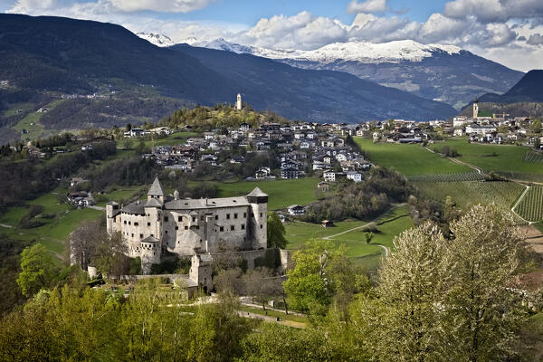 The medieval castle of Presule/Prösels and the Tyrolean village of Fiè allo Sciliar/Völs am Schlern. Province of Bolzano, Trentino Alto Adige, Italy.