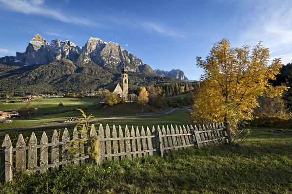 The Gothic-Romanesque church of St. Constantine (St. Konstantin). In the background the Sciliar massif. Fiè allo Sciliar, South Tyrol, Italy.