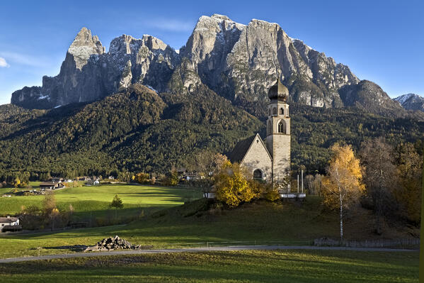 The Gothic-Romanesque church of St. Constantine (St. Konstantin). In the background the Sciliar massif. Fiè allo Sciliar, South Tyrol, Italy.