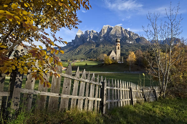 The Gothic-Romanesque church of St. Constantine (St. Konstantin). In the background the Sciliar massif. Fiè allo Sciliar, South Tyrol, Italy.