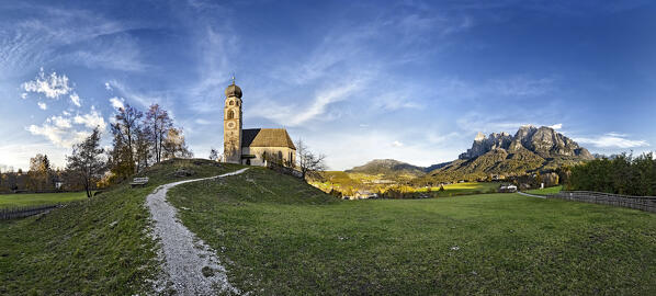 The Gothic-Romanesque church of St. Constantine (St. Konstantin). In the background the Sciliar massif. Fiè allo Sciliar, South Tyrol, Italy.