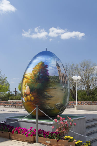 Europe, Bosnia and Erzegovina, Medjugorje. Easter egg in front of St. James Church