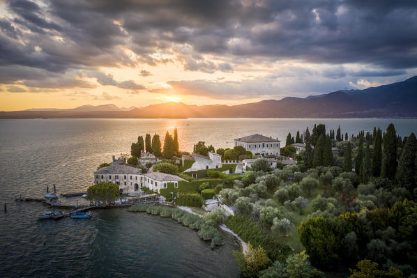 The sunset at Punta San Vigilio, an historic Pope residence on the eastern side of Garda Lake. Punta San Vigilio, Garda Lake, Veneto, Italy