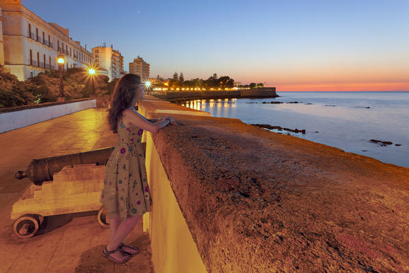 A tourist on Murallas de San Carlos, Cádiz, province of Cádiz, Andalusia, Spain