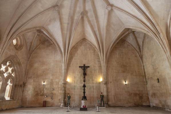 The Chapterhouse (Sala do Capitulo) of the Batalha Monastery, with the tombs of two unknown portuguese soldiers, Batalha municipality, Leiria district, Estremadura province, Portugal.