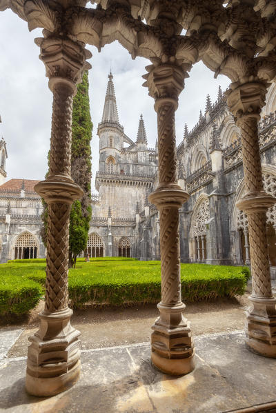 The manuleine columns of the Royal Cloister (Claustro Real) of the Batalha Monastery (Mosteiro da Batalha), Batalha municipality, Leiria district, Estremadura province, Portugal.