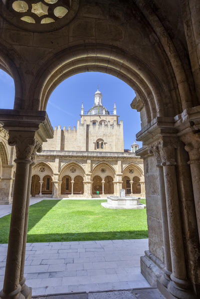 The cloister of the Old Cathedral (Sé Velha), Coimbra, Coimbra district, Centro Region, Portugal.