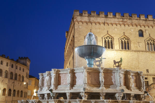 Fontana Maggiore and Palazzo dei Priori in the evening, Perugia, Umbria region, Italy.