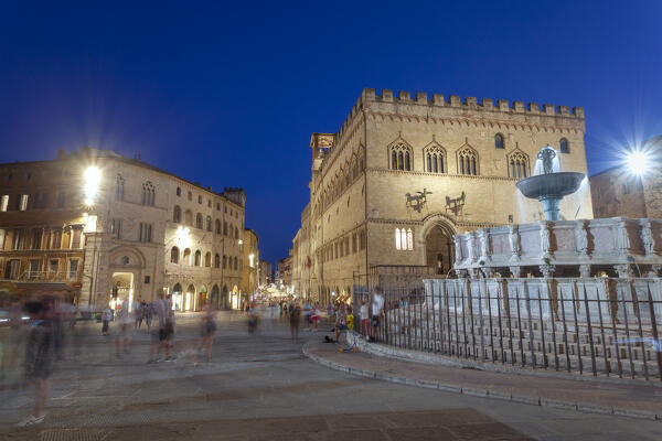 Piazza IV Novembre with Fontana Maggiore and Palazzo dei Priori in the evening, Perugia, Umbria region, Italy.