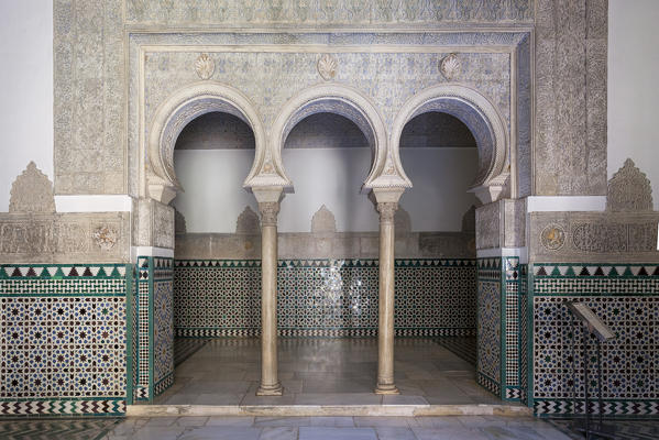 Typical arabic horseshoe archs in Palacio de Pedro I (Palace of Peter I), Royal Alcazars of Seville, Seville, province of Seville, Andalusia, Spain