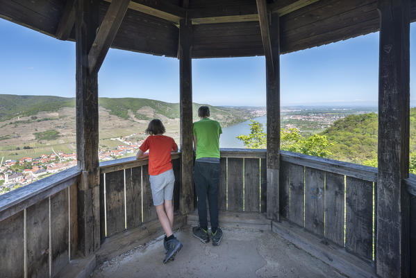 Mautern an der Donau, Bergern im Dunkelsteinerwald, district of Krems, Wachau, Lower Austria, Austria, Europe. Children admiring the panoramic view from the Ferdinand-Warte to the Danube valley with the villages of Unterloiben, Mautern an der Donau and Krems an der Donau (MR)