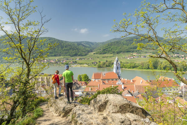 Duernstein, Wachau, Waldviertel,  district of Krems, Lower Austria, Austria, Europe. Children admire the panorama of the Eselnerg trail over the roofs of the village of Duernstein to the collegiate church (MR)