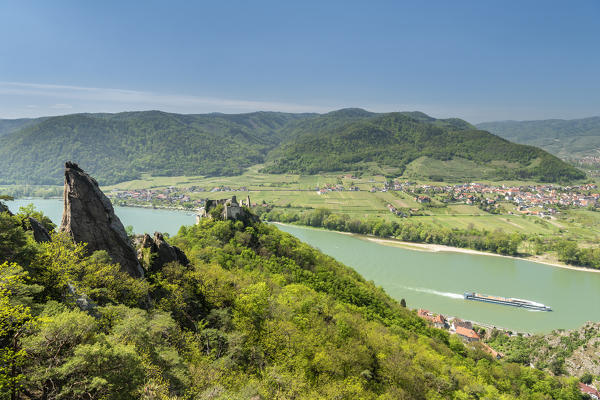 Duernstein, Wachau, Waldviertel,  district of Krems, Lower Austria, Austria, Europe. The castle ruin Duernstein, Danube river an the villages of Rossatzbach and Rossatz