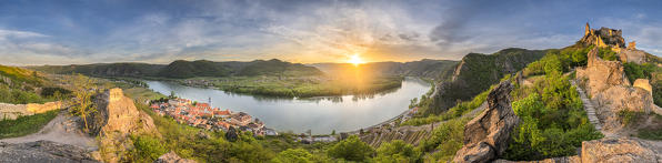 Duernstein, Wachau, Waldviertel, district of Krems, Lower Austria, Austria, Europe. Panoramic view at sunset from the castle ruin Duernstein to the Danube Bend and the villages of Duernstein, Rossatzbach and Rossatz