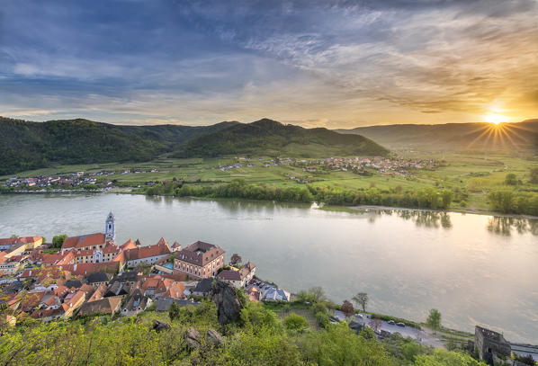 Duernstein, Wachau, Waldviertel, district of Krems, Lower Austria, Austria, Europe. View at sunset from the castle ruin Duernstein to the Danube Bend and the villages of Duernstein, Rossatzbach and Rossatz