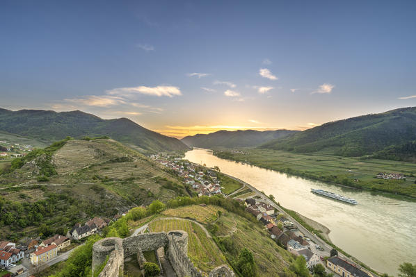 Spitz an der Donau, Wachau, Waldviertel, district of Krems, Lower Austria, Austria, Europe. View at sunrise from the ruins of Hinterhaus castle to the Danube river and the village of Spitz an der Donau