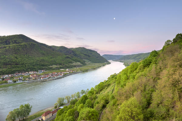 Spitz an der Donau, Wachau, Waldviertel, district of Krems, Lower Austria, Austria, Europe. View at sunrise from the ruins of Hinterhaus castle to the Danube river