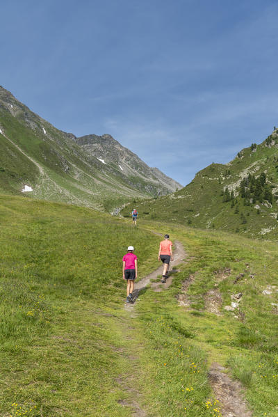 Selva dei Molini, province of Bolzano, South Tyrol, Italy, Europe. Hikers on the trail to the Edelraut refuge (MR)