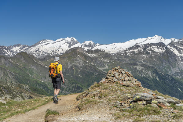 Sand in Taufers / Campo Tures, Bolzano province, South Tyrol, Italy. On the panoramic trail Speikboden with the peaks of Hoher Weisszint, Hochfeiler and Möseler in the background