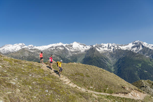 Sand in Taufers / Campo Tures, Bolzano province, South Tyrol, Italy. On the panoramic trail Speikboden with the peaks of Hoher Weisszint, Hochfeiler, Möseler and Schwarzenstein in the background