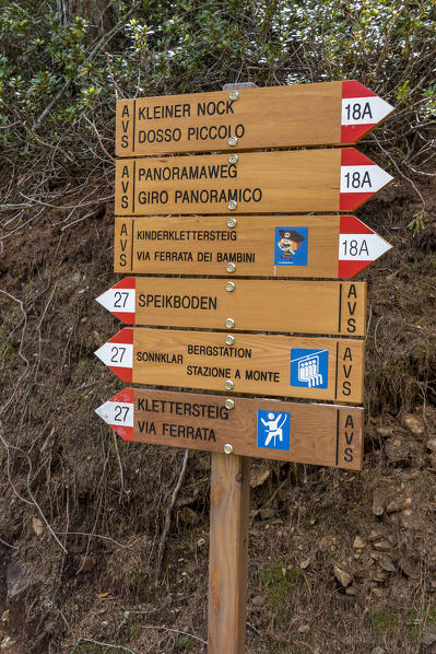 Sand in Taufers / Campo Tures, Bolzano province, South Tyrol, Italy. Signpost in the hiking area Speikboden
