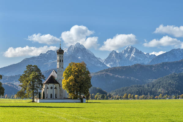 Schwangau, district Ostallgäu, Swabia, Bavaria, Germany, Europe. The pilgrimage church of Saint Coloman. In the background the Gehrenspitze in the Tannheim mountains