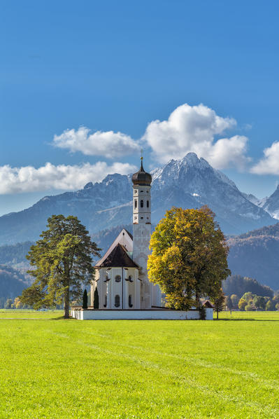 Schwangau, district Ostallgäu, Swabia, Bavaria, Germany, Europe. The pilgrimage church of Saint Coloman. In the background the Gehrenspitze in the Tannheim mountains