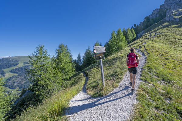 Valdaora / Olang, Bolzano province, South Tyrol, Italy, Europe. A girl hikes the trail to the summit of Piz da Peres (MR)