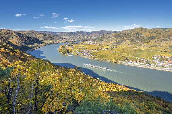 Bergern im Dunkelsteinerwald, district of Krems, Wachau, Lower Austria, Austria, Europe. Danube river with the villages of Rossatz, Duernstein, Unterloiben and Oberloiben, view from the Ferdinandswarte.