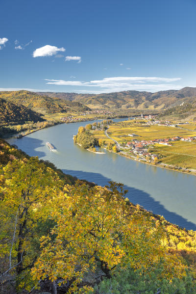 Bergern im Dunkelsteinerwald, district of Krems, Wachau, Lower Austria, Austria, Europe. Danube river with the villages of Rossatz, Duernstein and Oberloiben, view from the Ferdinandswarte.