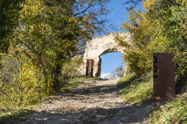 Duernstein, Wachau, Waldviertel, district of Krems, Lower Austria, Austria, Europe. The entrance gate of the ruins of Duernstein Castle