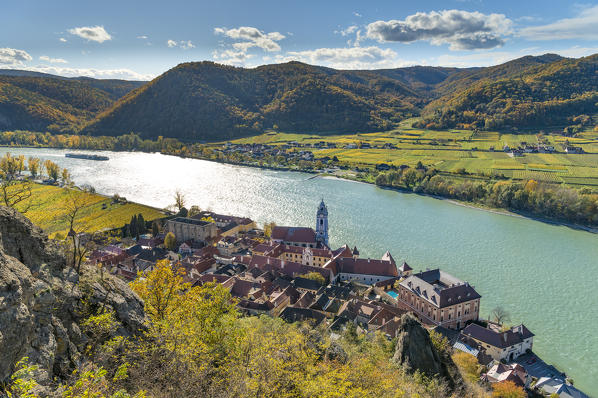 Duernstein, Wachau, Waldviertel, district of Krems, Lower Austria, Austria, Europe. The village of Duernstein with the collegiate church, view frome the castle ruins