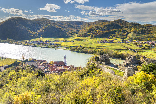 Duernstein, Wachau, Waldviertel, district of Krems, Lower Austria, Austria, Europe. The village of Duernstein with the collegiate church, view frome the castle ruins