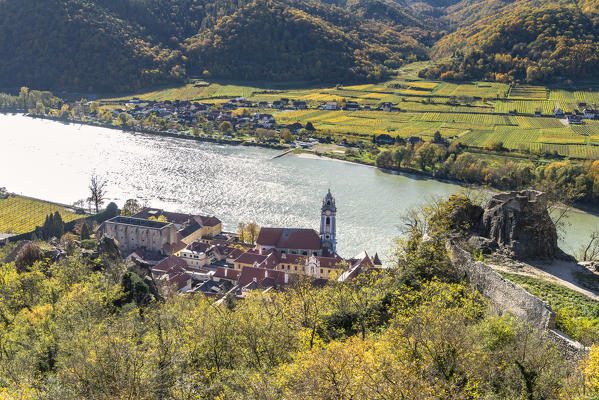 Duernstein, Wachau, Waldviertel, district of Krems, Lower Austria, Austria, Europe. The village of Duernstein with the collegiate church, view frome the castle ruins