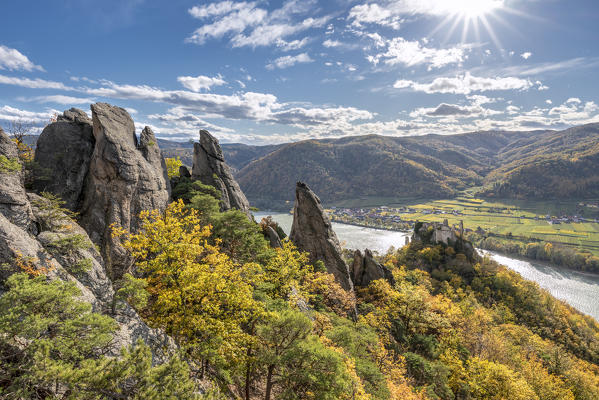 Duernstein, Wachau, Waldviertel, district of Krems, Lower Austria, Austria, Europe.  View from the Wachau World Heritage Trail to the Danube river, the ruins of Duernstein Castle and the village of Rossatz