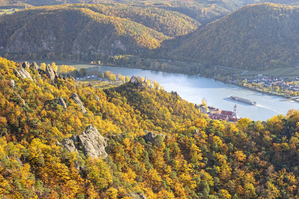 Duernstein, Wachau, Waldviertel, district of Krems, Lower Austria, Austria, Europe. Duernstein with the collegiate church, the castle ruins and the Danube river, view from the Vogelberg trail