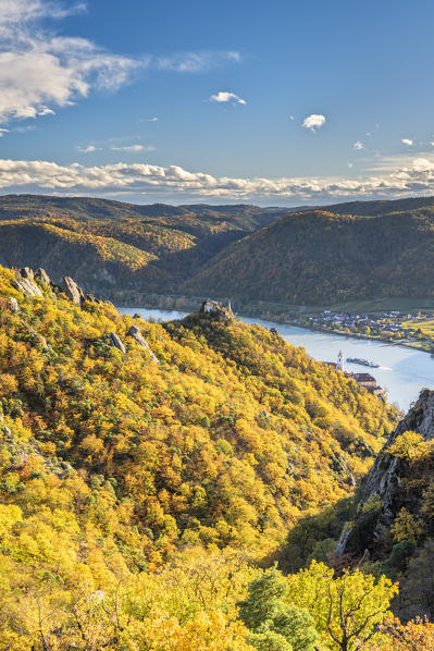 Duernstein, Wachau, Waldviertel, district of Krems, Lower Austria, Austria, Europe. Duernstein with the collegiate church, the castle ruins and the Danube river, view from the Vogelberg trail