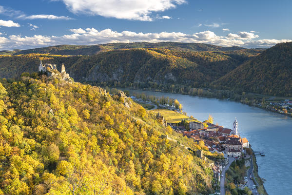 Duernstein, Wachau, Waldviertel, district of Krems, Lower Austria, Austria, Europe. Duernstein with the collegiate church, the castle ruins and the Danube river, view from the Vogelberg Hill