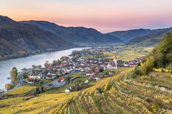 Weissenkirchen in der Wachau, Wachau, Waldviertel, district of Krems, Lower Austria, Austria, Europe. View from the vineyards to the village of Weissenkirchen in der Wachau